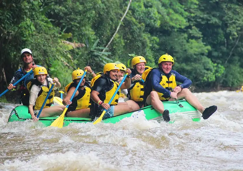 Turitas en balsas en volcal arenal